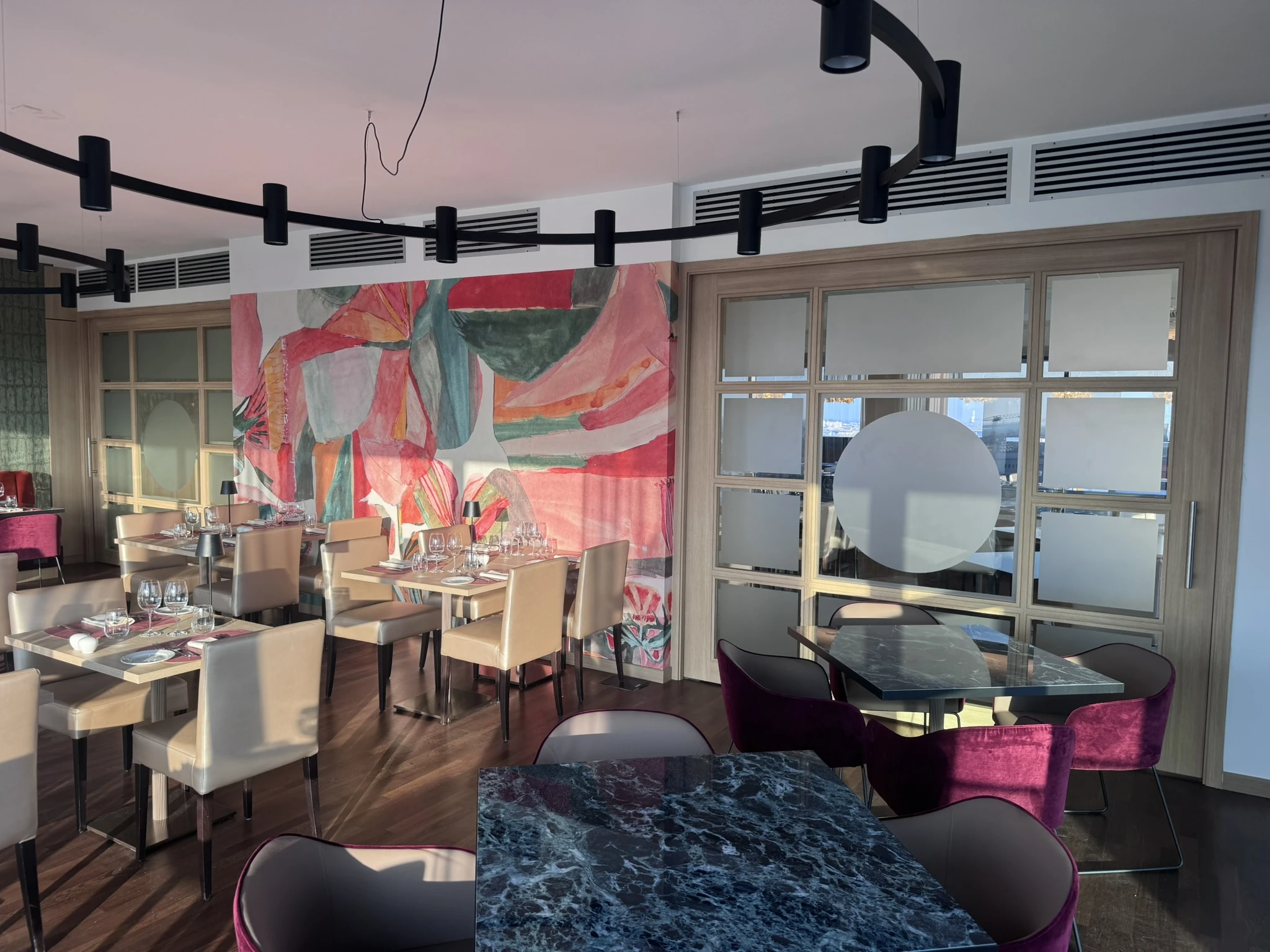 Sala del ristorante del SavHotel Mantegna a Padova con le porte rivestite in 3M DI-NOC